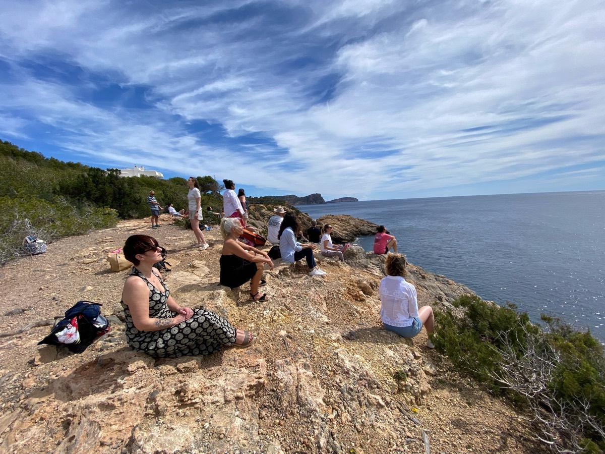 Un groupe de participantes assises face à la mer lors d'une expérience Déclic