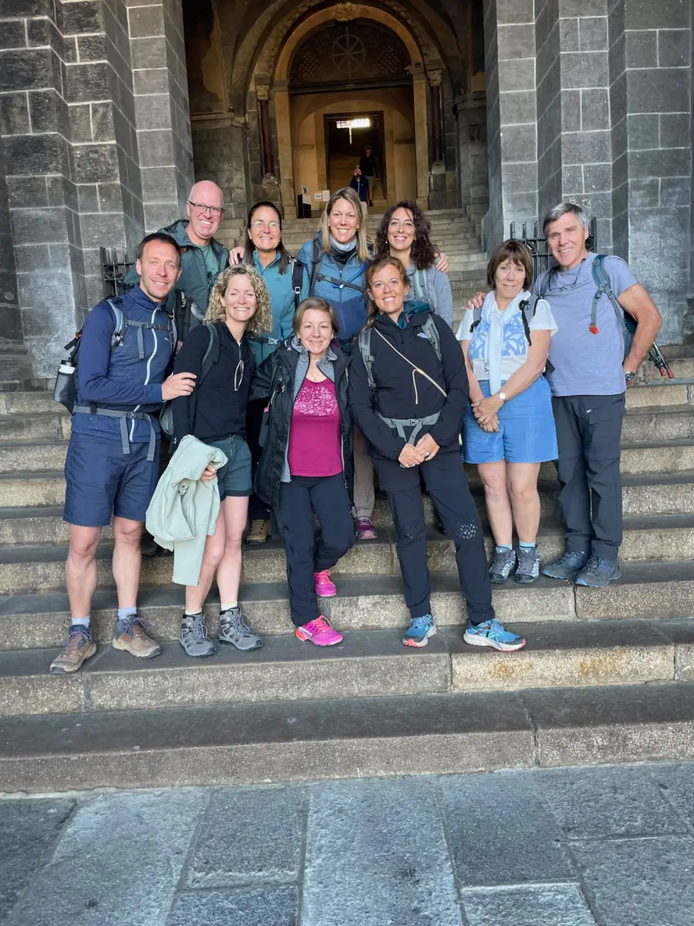 Le groupe Déclic réuni sur les marches d'une cathédrale, sac au dos, avant le départ