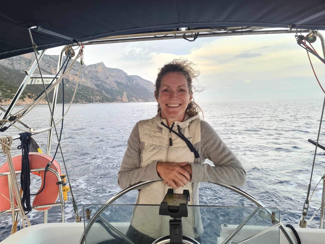 Laure, fondatrice de Déclic, à la barre d'un voilier